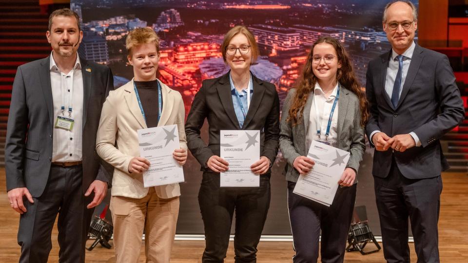 Staatssekretär Urban Mauer mit Preisträgerinnen und Preisträgern des Wettbewerbs "Jugend forscht".