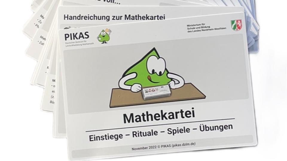 Karten der Mathekartei liegen aufgefächert beieinander.