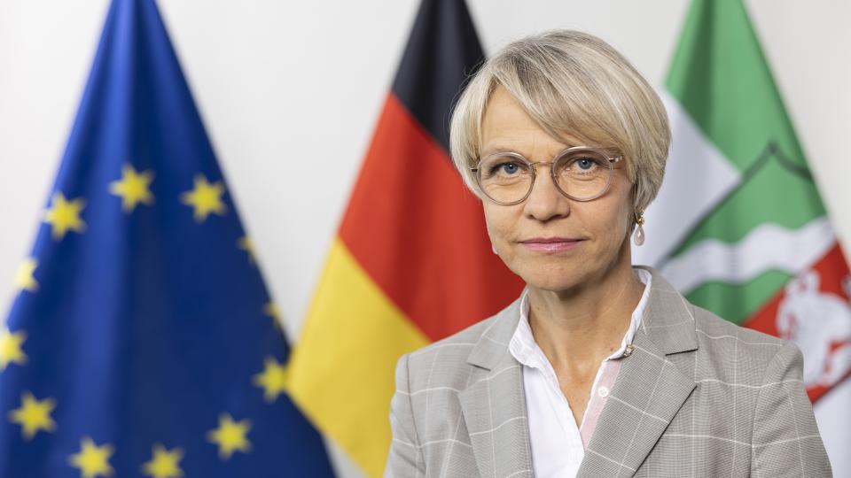 Portraitfoto von Dorothee Feller, Ministerin für Schule und Bildung des Landes Nordrhein-Westfalen