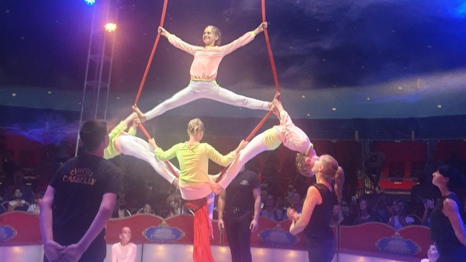Schülerinnen führen im Rahmen eines Zirkusprojekts eine artistische Nummer am Römischen Tuch vor.