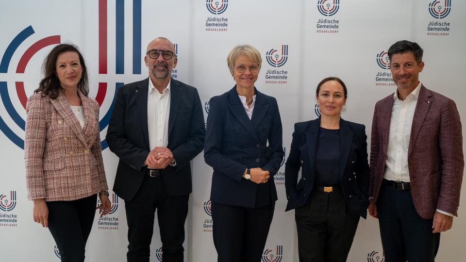 Daphna Schächter (Schulleiterin Yitzhak-Rabin-Grundschule), Bert Römgens (Verwaltungsdirektor Jüdische Gemeinde Düsseldorf), Ministerin Dorothee Feller, Julia Blüm (Vorstandsmitglied Jüdische Gemeinde Düsseldorf), Michael Anger (Schulleiter Albert-Einstein-Gymnasium Düsseldorf)