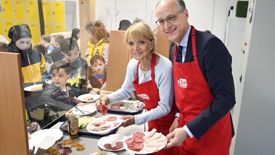 Uschi Glas und Staatssekretär Dr. Urban Mauer bieten Schülerinnen und Schülern der Essener Bischof-von-Ketteler-Schule im Rahmen der "brotZeit" ein Frühstück an.