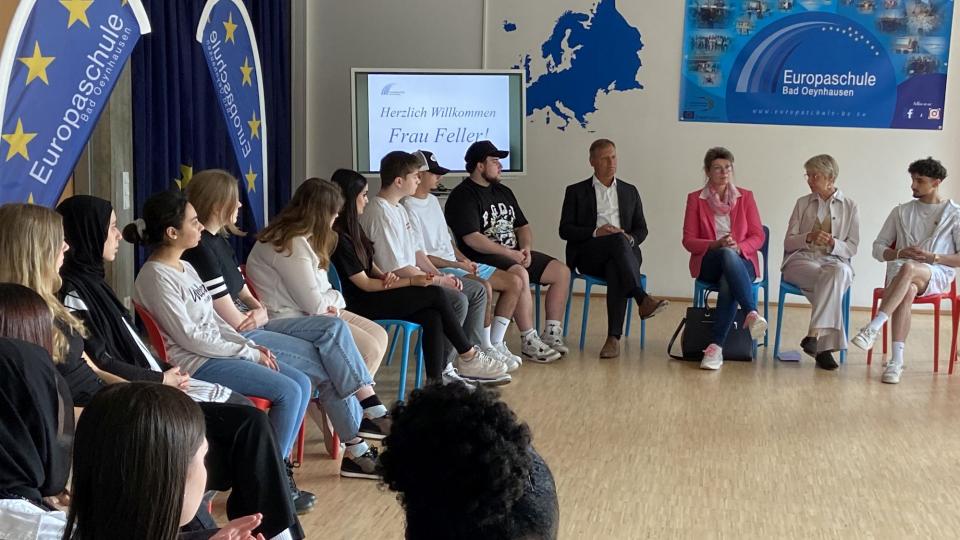 Europatag 2023: Besuch von Ministerin Feller in der Europaschule Bad Oeynhausen. Ministerin Feller im Gespräch mit Schülerinnen und Schülern.
