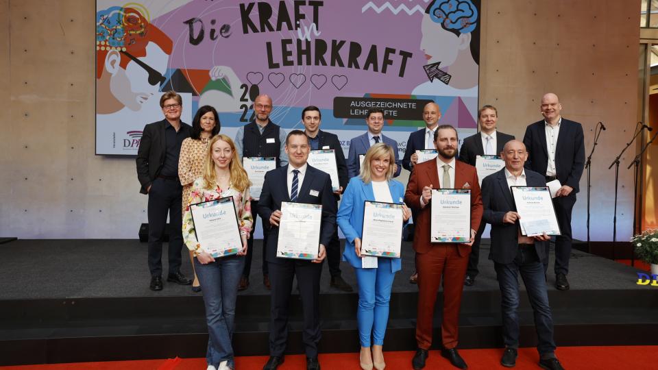 Gruppenfoto der Gewinnerinnen und Gewinner des Deutschen Lehrkräftepreis