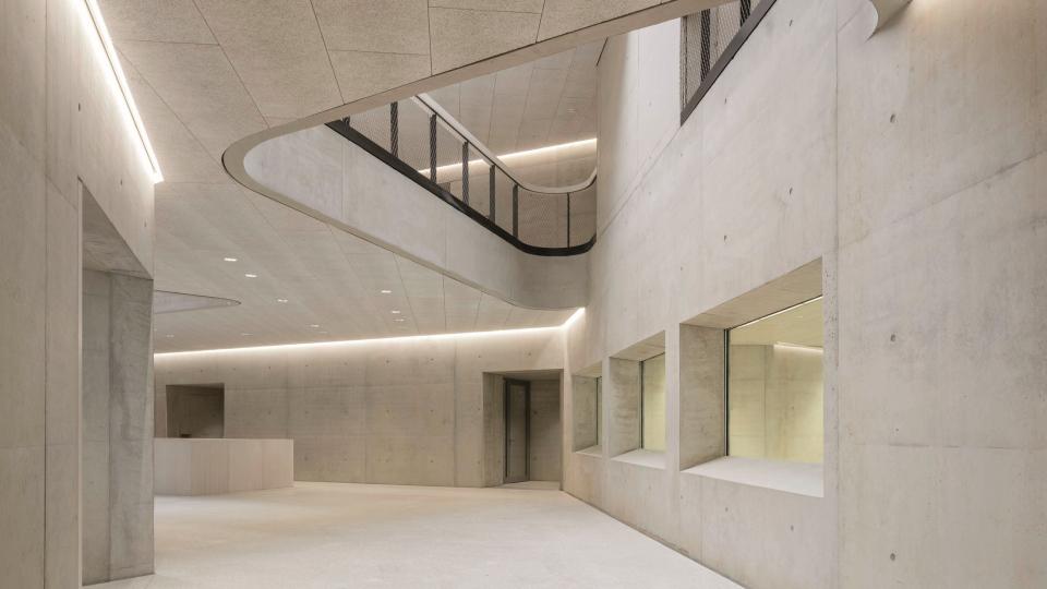 Innenaufnahme eines Flurs mit Blick in eine Galerie in einem modernen Schulgebäude. Innenaufnahme eines Flurs mit Blick in eine Galerie in einem modernen Schulgebäude.