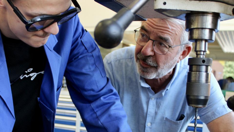Ein Schüler arbeitet unter Anleitung in einer Schulwerkstatt am BK Kleve Ein Schüler arbeitet unter Anleitung in einer Schulwerkstatt am BK Kleve