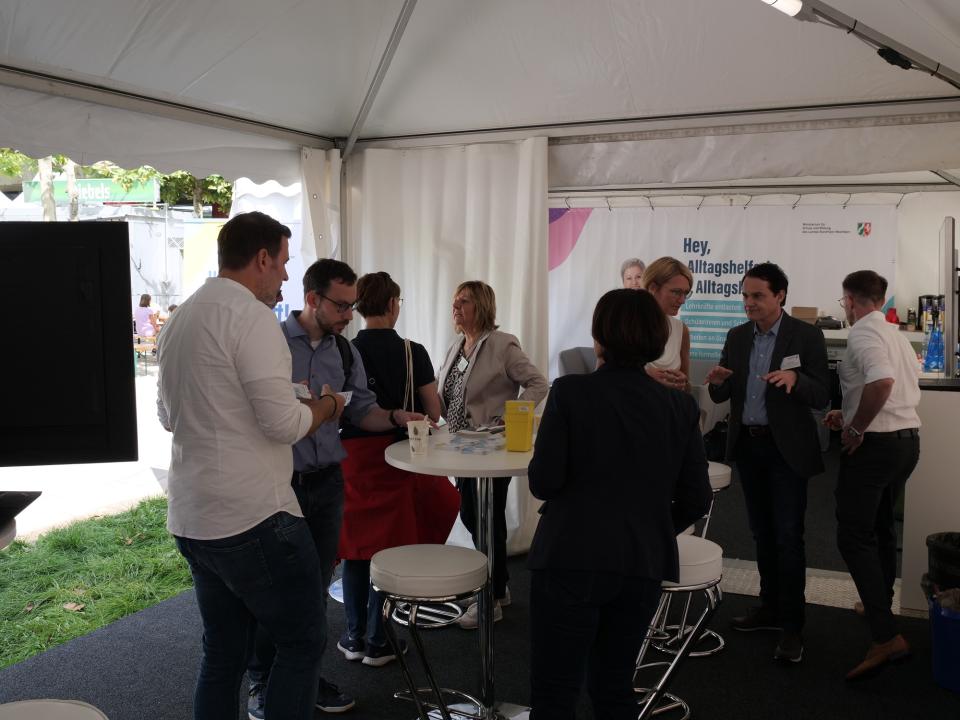 Beratung im MSB-Zelt am "Tag der offenen Tür - Hey Demokratie" (26. August 2023)