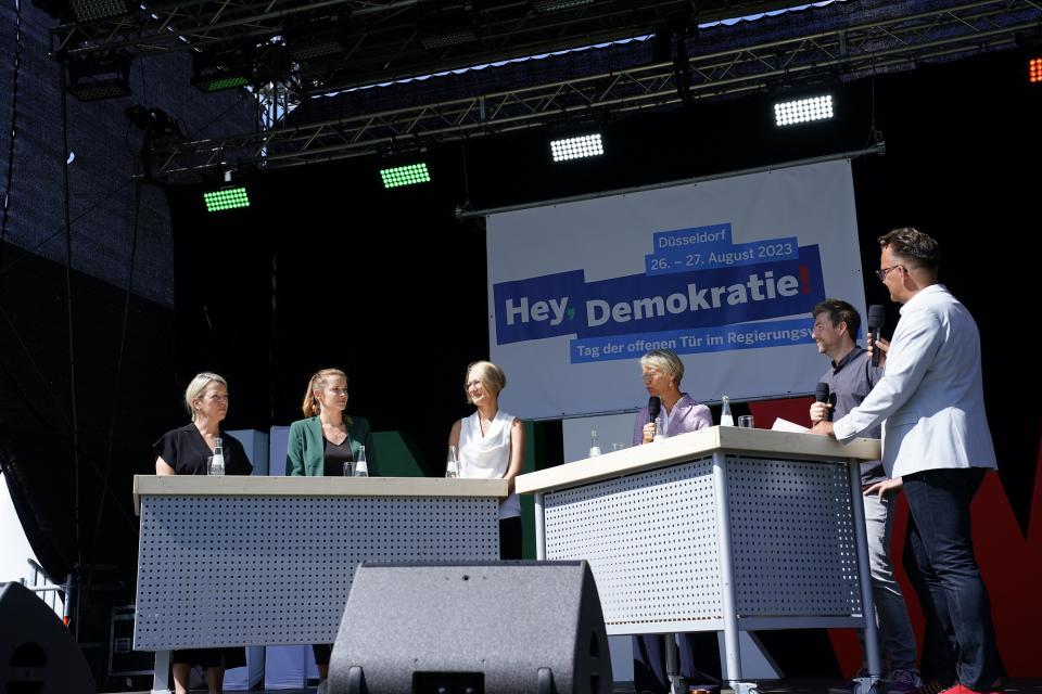 Ministerin Feller beim Gespräch auf der Bühne beim Tag der offenen Tür "Hey Demokratie"