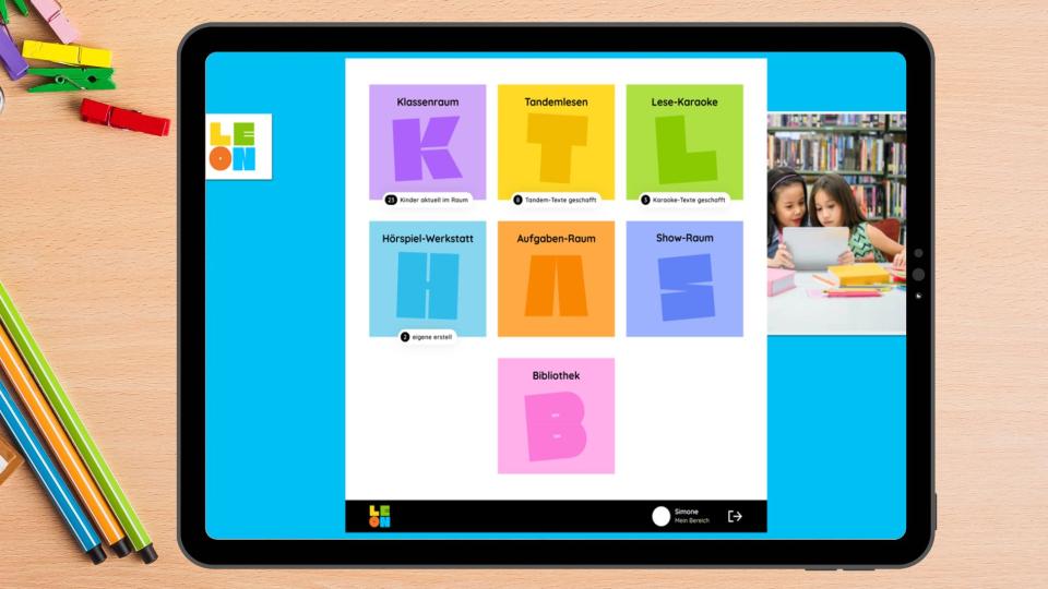 Tablet-Computer liegt auf einem Tisch, auf dem Bildschirm zu sehen ist eine Seite des Web-Portals LeON)) Tablet-Computer liegt auf einem Tisch, auf dem Bildschirm zu sehen ist eine Seite des Web-Portals LeON))
