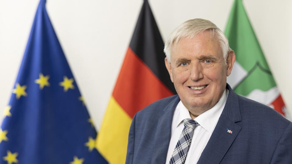 Minister Karl Josef-Laumann steht vor den Flaggen von Europa, Deutschland und NRW. Minister Karl Josef-Laumann steht vor den Flaggen von Europa, Deutschland und NRW.