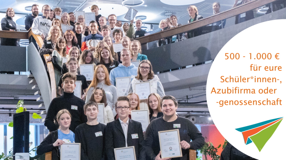 Mitglieder von Schüler*innenfirmen halten ihre Urkunden in den Händen. Mitglieder von Schüler*innenfirmen halten ihre Urkunden in den Händen.
