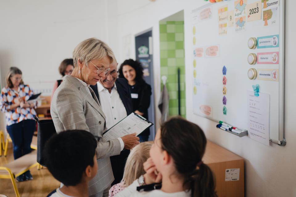 Ministerin Feller im Gespräch mit Schülerinnen und Schülern beim Besuch der Gemeinschaftsgrundschule Alzeyer Straße. 