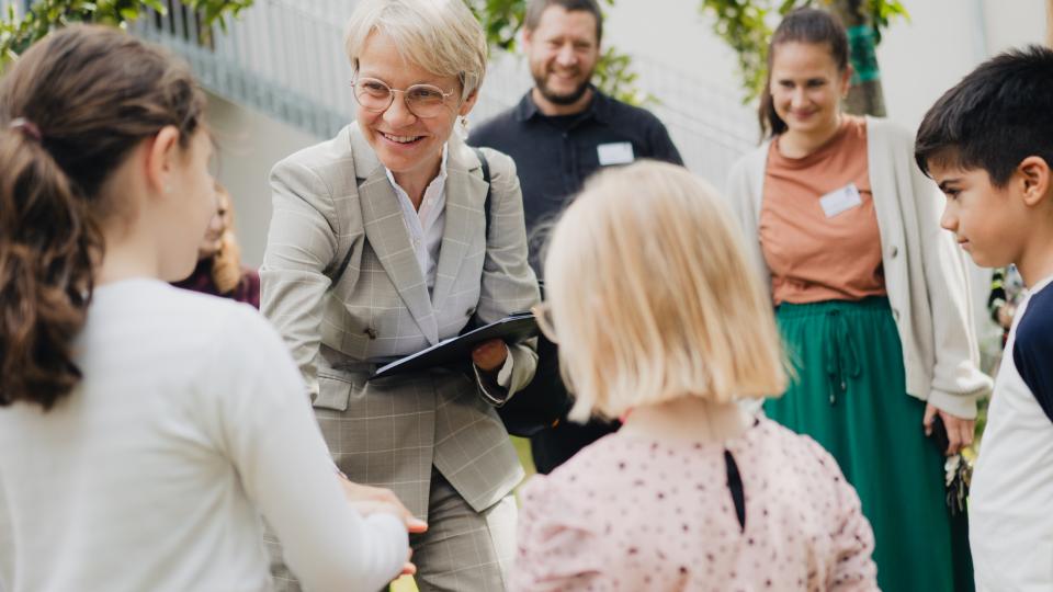 Ministerin Feller im Gespräch mit Schülerinnen und Schülern beim Besuch der Gemeinschaftsgrundschule Alzeyer Straße. 