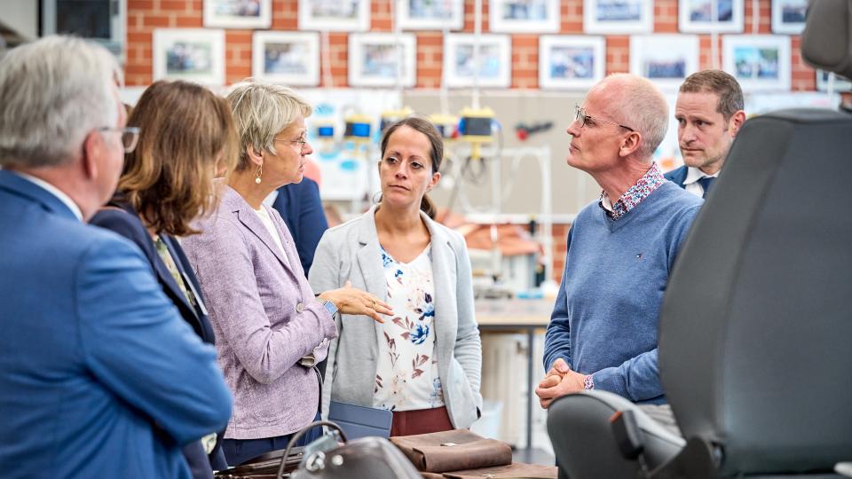 Ministerin Feller im Gespräch am Anna-Siemsen-Berufskolleg, Herford.