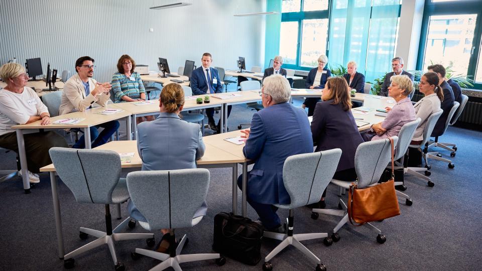 Ministerin Feller in einer Gesprächsrunde am Anna-Siemsen-Berufskolleg, Herford.