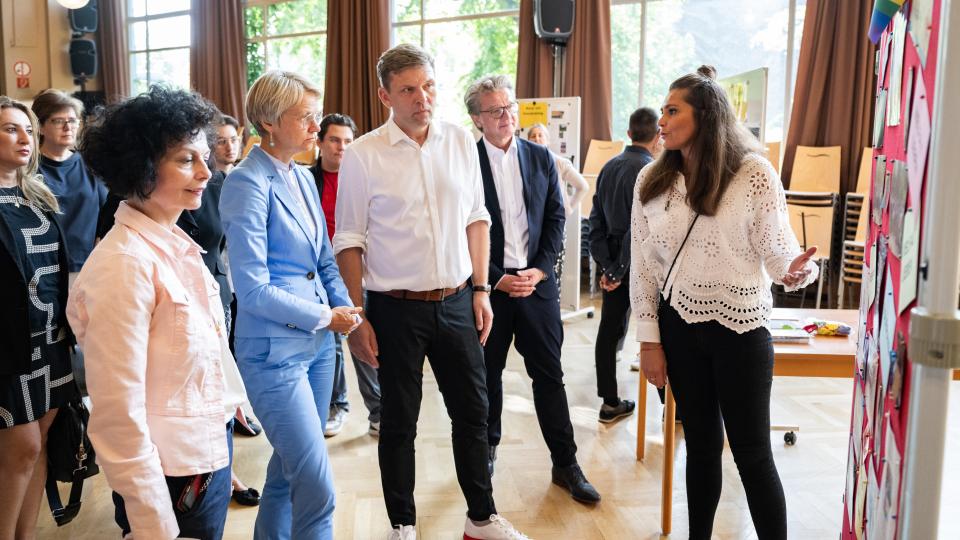 Ministerin Feller im Gespräch an der Joseph-Beuys-Gesamtschule Düsseldorf.