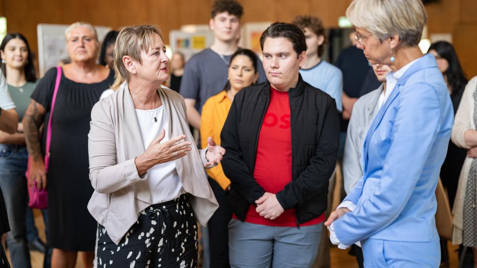 Ministerin Feller im Gespräch an der Joseph-Beuys-Gesamtschule Düsseldorf.