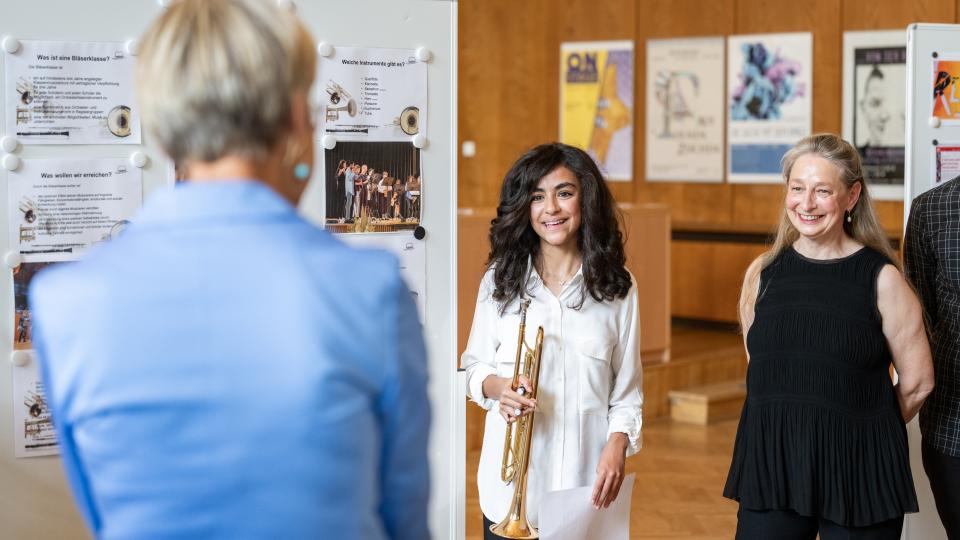 Ministerin Feller im Gespräch an der Joseph-Beuys-Gesamtschule Düsseldorf