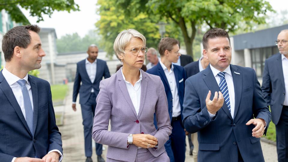 Ministerin Feller beim Besuch des Schulcampus Meckenheim