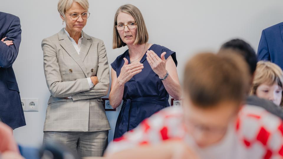 Ministerin Feller im Gespräch bei einem Besuch der Förderschule des Rhein-Sieg-Kreises.