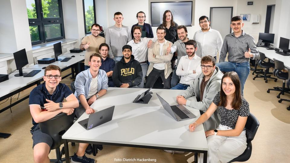 Schülerinnen und Schüler aus dem Bildungsgang SiA-NRW gruppieren sich um einen Tisch. Schülerinnen und Schüler aus dem Bildungsgang SiA-NRW gruppieren sich um einen Tisch.