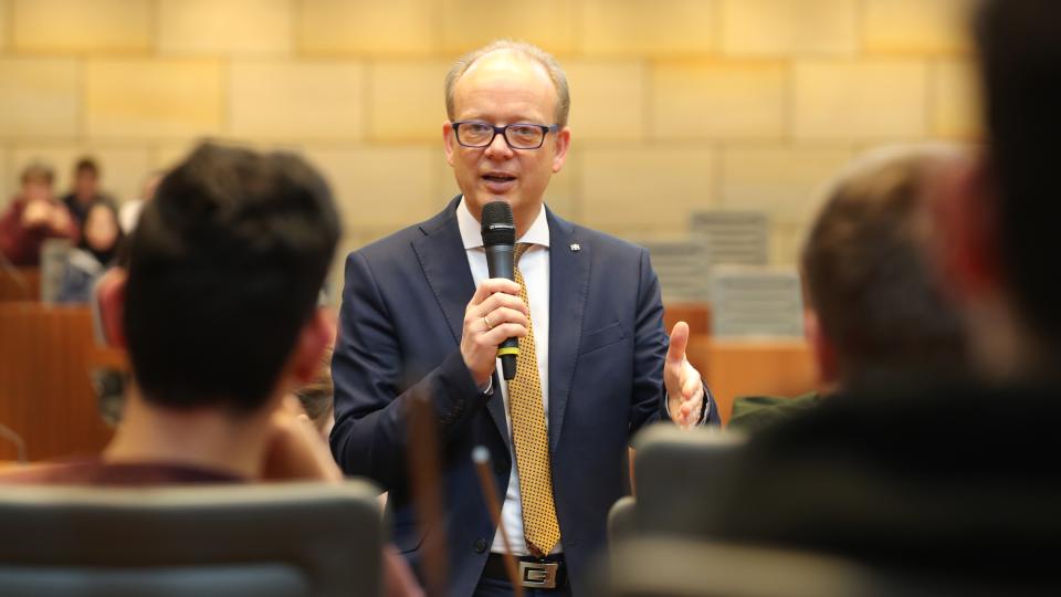 Der Präsident des Landtag, André Kuper, spricht zu Schülerinnen und Schülern. Der Präsident des Landtag, André Kuper, spricht zu Schülerinnen und Schülern.