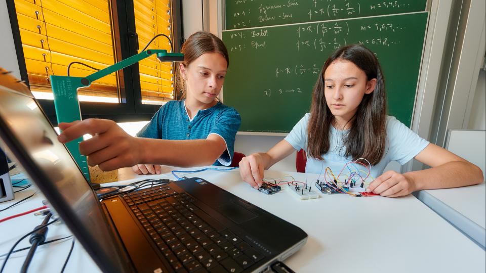 Zwei Schüler arbeiten an einem Schaltkreis. Zwei Schüler arbeiten an einem Schaltkreis.