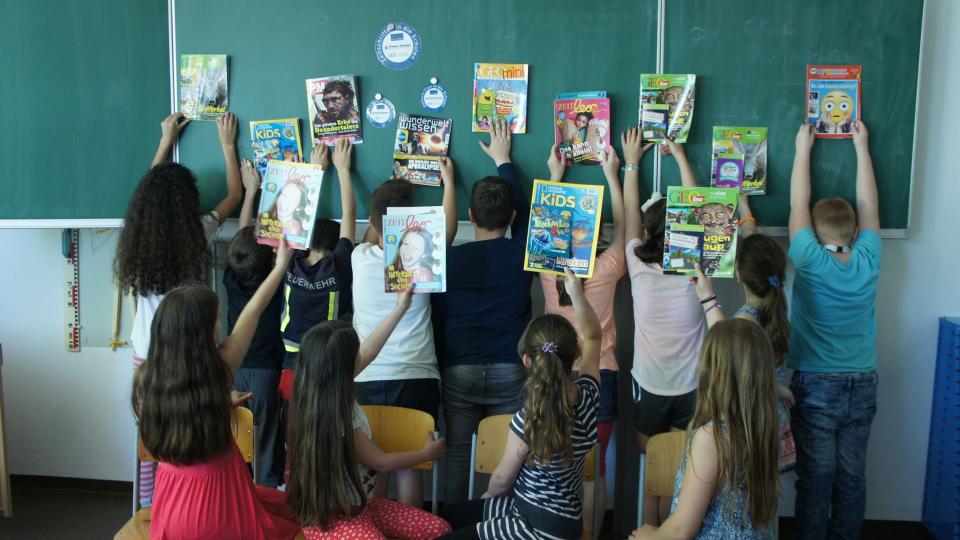 Schülerinnen und Schüler halten verschiedene Zeitschriften aus dem Projekt "Zeitschriften in die Schulen" in die Höhe. Schülerinnen und Schüler halten verschiedene Zeitschriften aus dem Projekt "Zeitschriften in die Schulen" in die Höhe.