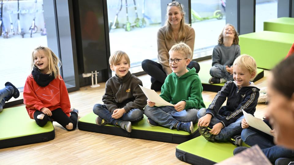 Die Schülerinnen und Schüler der Kreuzschule in Münster freuen sich, dass ihnen etwas vorgelesen wird.
