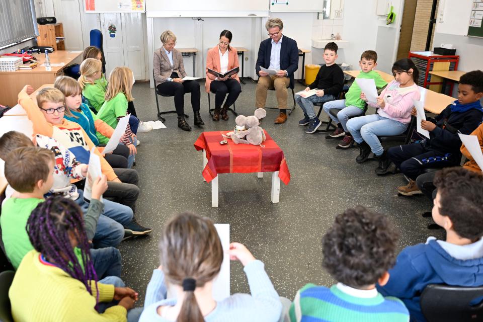 Lesekreis mit Schulministerin Feller an der Bonifatiusschule Dorsten. 