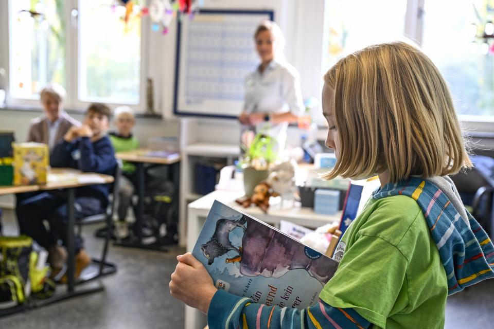 Eine Schülerin der Bonifatiusschule Dorsten liest ihrer Klasse aus einem Buch vor.