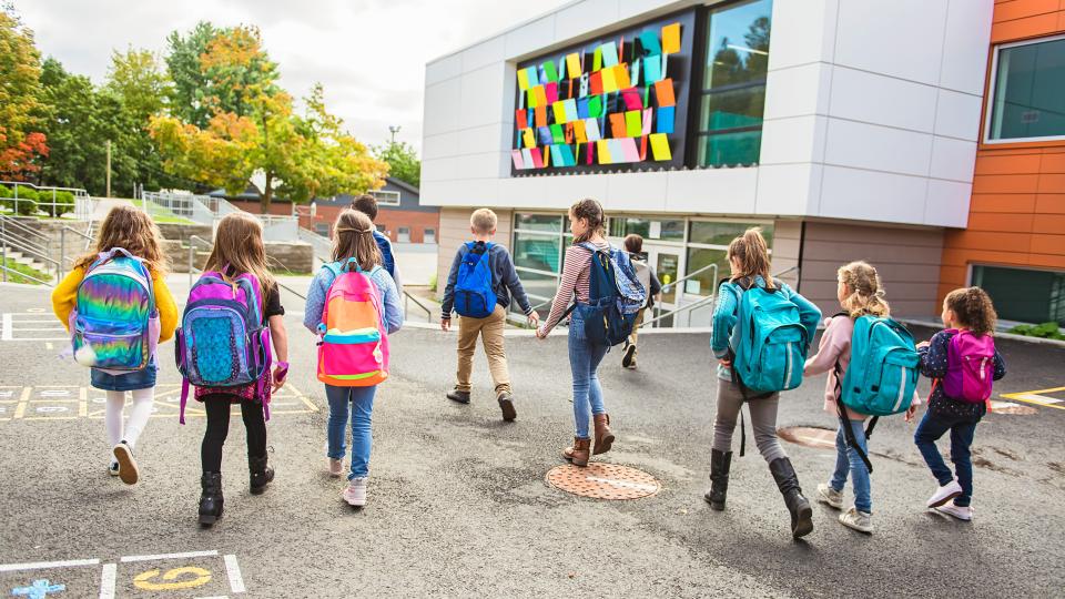 Schülerinnen und Schüler verlassen das Schulgelände. Schülerinnen und Schüler verlassen das Schulgelände.
