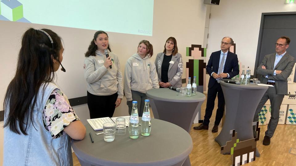 Staatssekretär Richter nimmt an einem Gespräch mit Jugendlichen, die sich als Medienscouts engagieren, teil. 