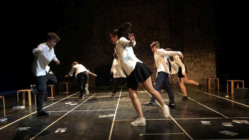 Schülerinnen und Schüler führen eine Theater-Performance auf. Schülerinnen und Schüler führen eine Theater-Performance auf.