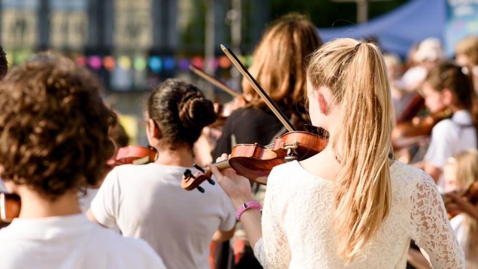 Ein Schulorchester tritt auf. Ein Schulorchester tritt auf.
