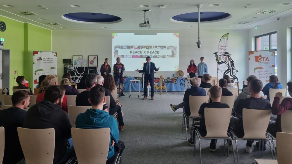 Das Projekt PEACE X PEACE wird einem Publikum präsentiert