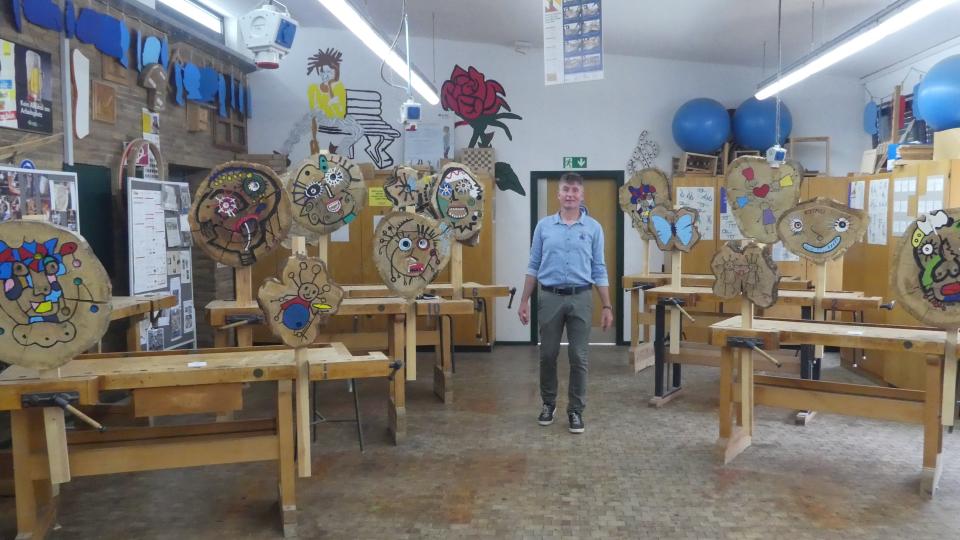 Der Lehrer Gregor Gehling präsentiert einige Kunstwerke in der Werkstat.