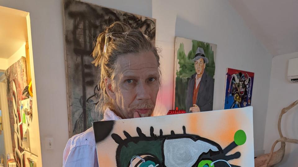 Der Künstler Kostabi präsentiert ein Werk.