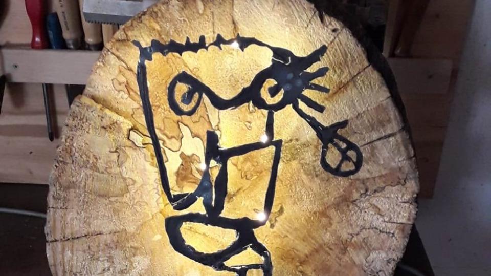 Ein Werk aus dem Projekt PEACE X PEACE besteht aus Metall und Holz.
