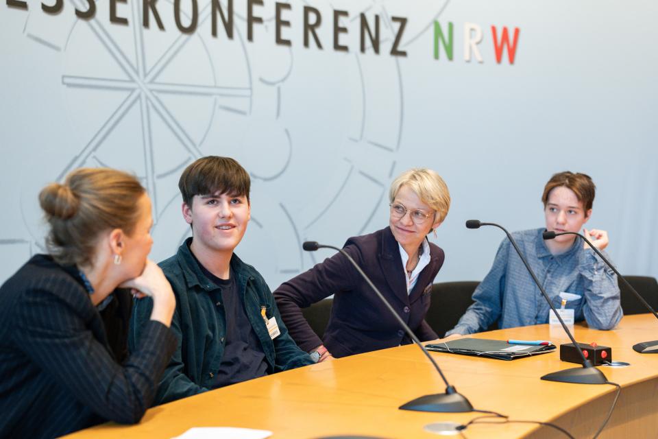 Foto der PK zu neuem Beteiligungsprozess, Demokratie erleben in jungen Jahren.