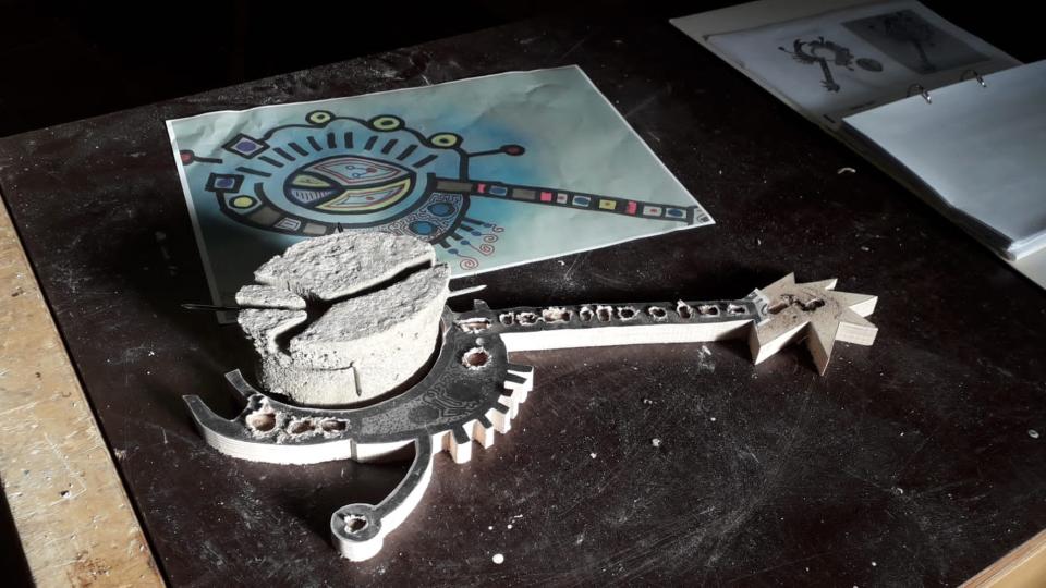 Ein Werk aus dem Projekt PEACE X PEACE stellt eine Gitarre dar.