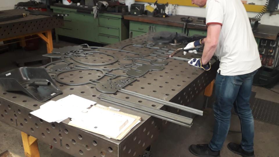 Metallbearbeitung im Rahmen des Projekts PEACE X PEACE.