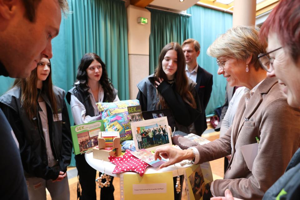 Ministerin Feller im Gespräch mit Schülerinnen und Schülern im Rahmen der Unterzeichnung der Verlängerung der Kooperationsvereinbarung Schülergenossenschaften.