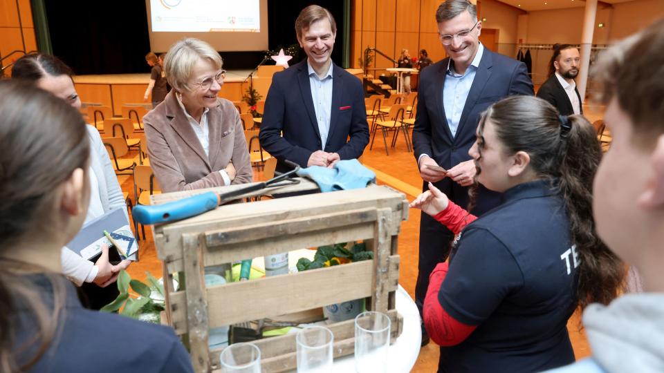 Ministerin Feller im Gespräch mit Schülerinnen und Schülern im Rahmen der Unterzeichnung der Verlängerung der Kooperationsvereinbarung Schülergenossenschaften.