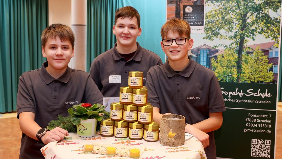 Schüler präsentieren ihre Genossenschaft im Rahmen der Unterzeichnung der Verlängerung der Kooperationsvereinbarung Schülergenossenschaften.