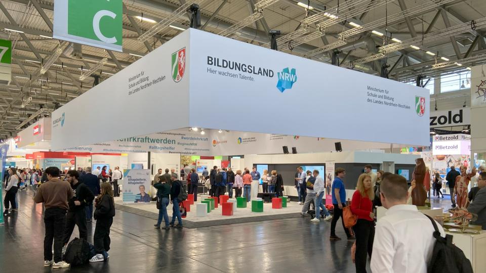 Stand des Schulministeriums NRW auf der didacta 2024 in einer Messehalle der Köln Messe