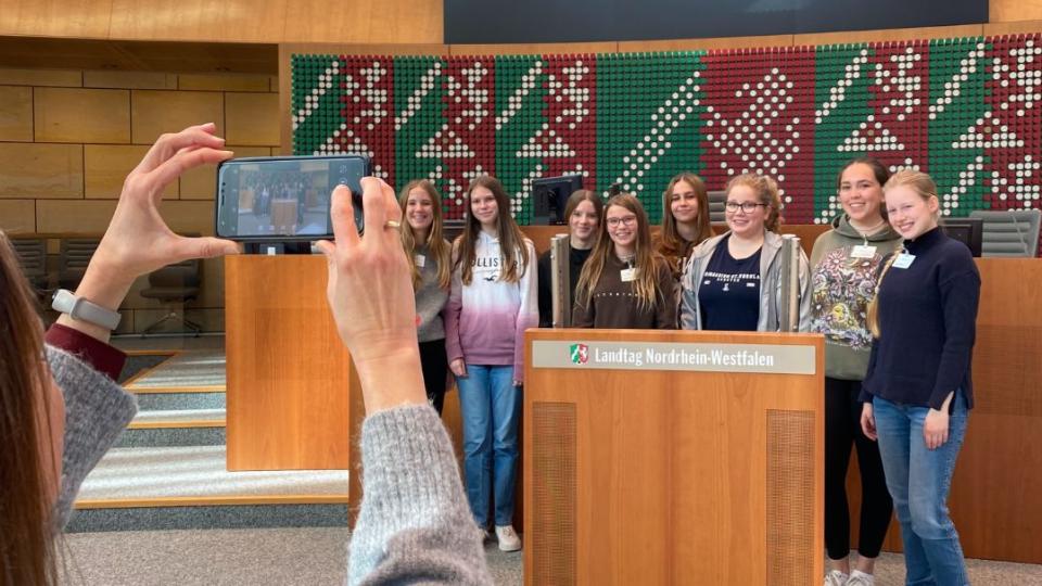 Eine Gruppe Parlamentsreporterinnen lässt sich im Landtag fotografieren.