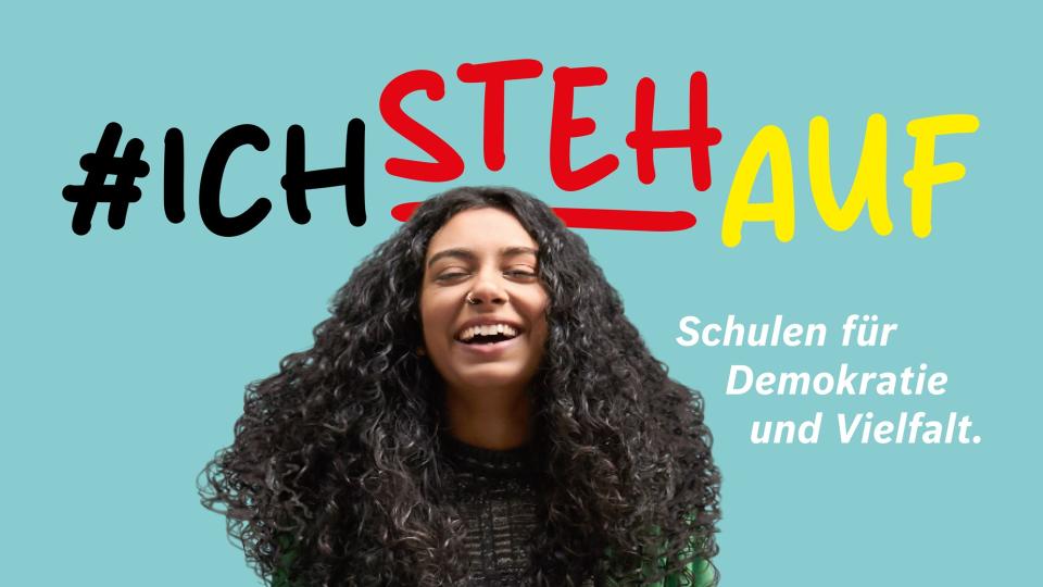Eine junge Frau steht auf einem Stuhl, hinter ihr ist der Schrift #IchStehAuf zu lesen. Eine junge Frau steht auf einem Stuhl, hinter ihr ist der Schrift #IchStehAuf zu lesen.