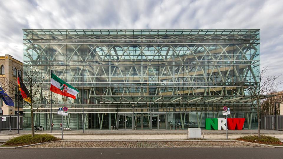 Die Landesvertretung NRW beim Bundes ist ein gläserner Bau. Die Landesvertretung NRW beim Bundes ist ein gläserner Bau.