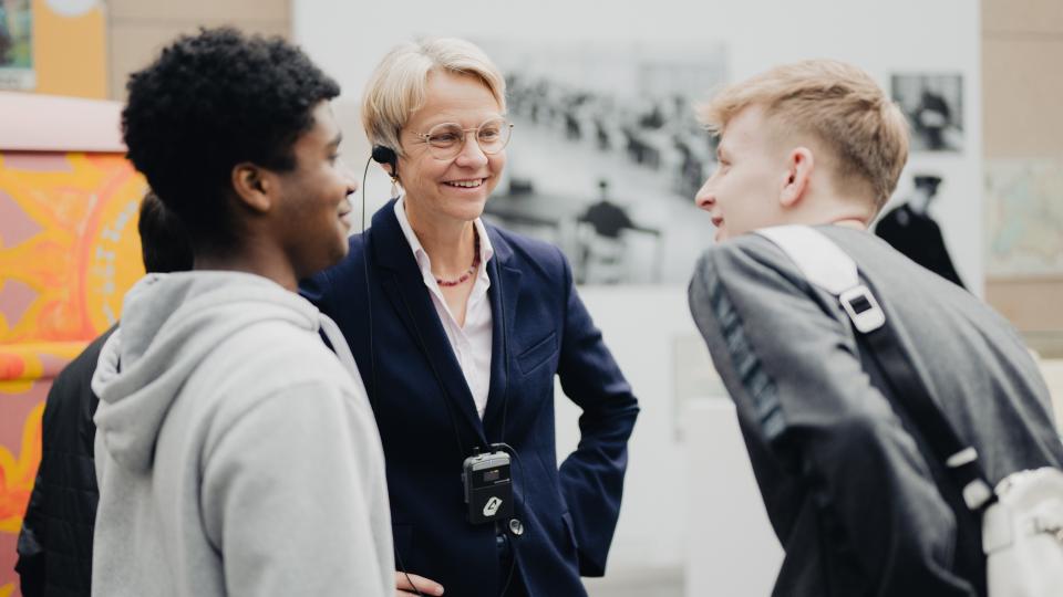 Ministerin Feller im Gespräch mit Schülerinnen und Schülern der JOhannes-Rau-Hauptschule Bonn im Rahmen ihres Besuches (22. Mai 2024)..